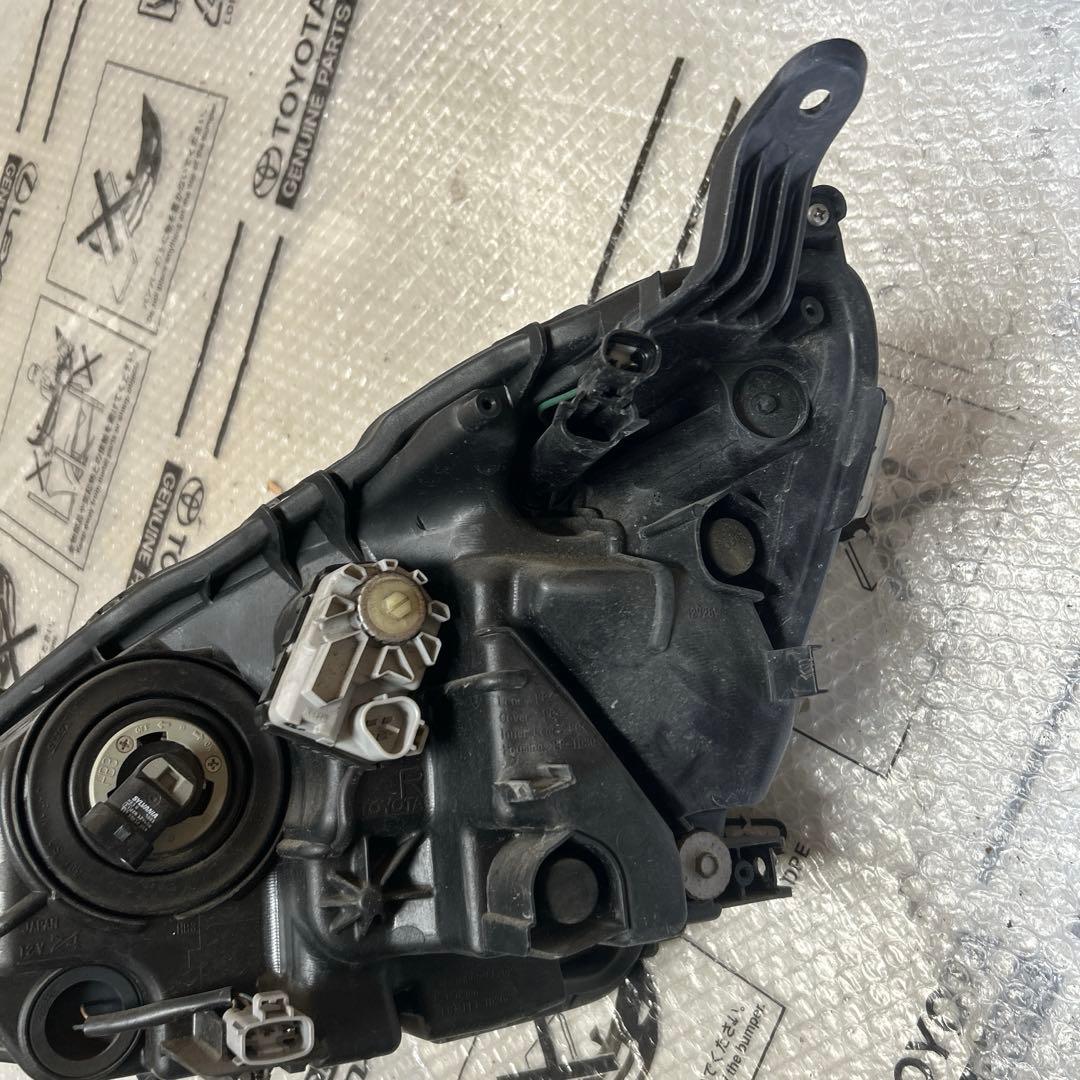 NHP10 アクア　LED 右ヘッドライト 81110-52E90