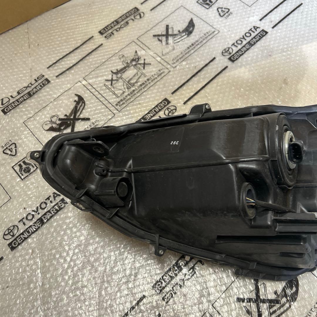 NHP10 アクア　LED 右ヘッドライト 81110-52E90