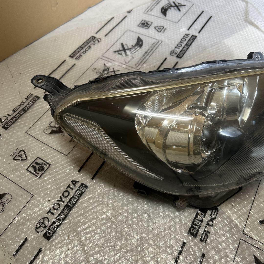 NHP10 アクア　LED 右ヘッドライト 81110-52E90