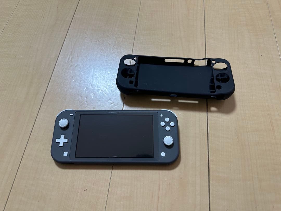 Nintendo Switch Lite 本体とカバー