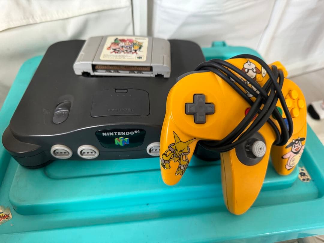 ファミコン本体、ソフト　64本体