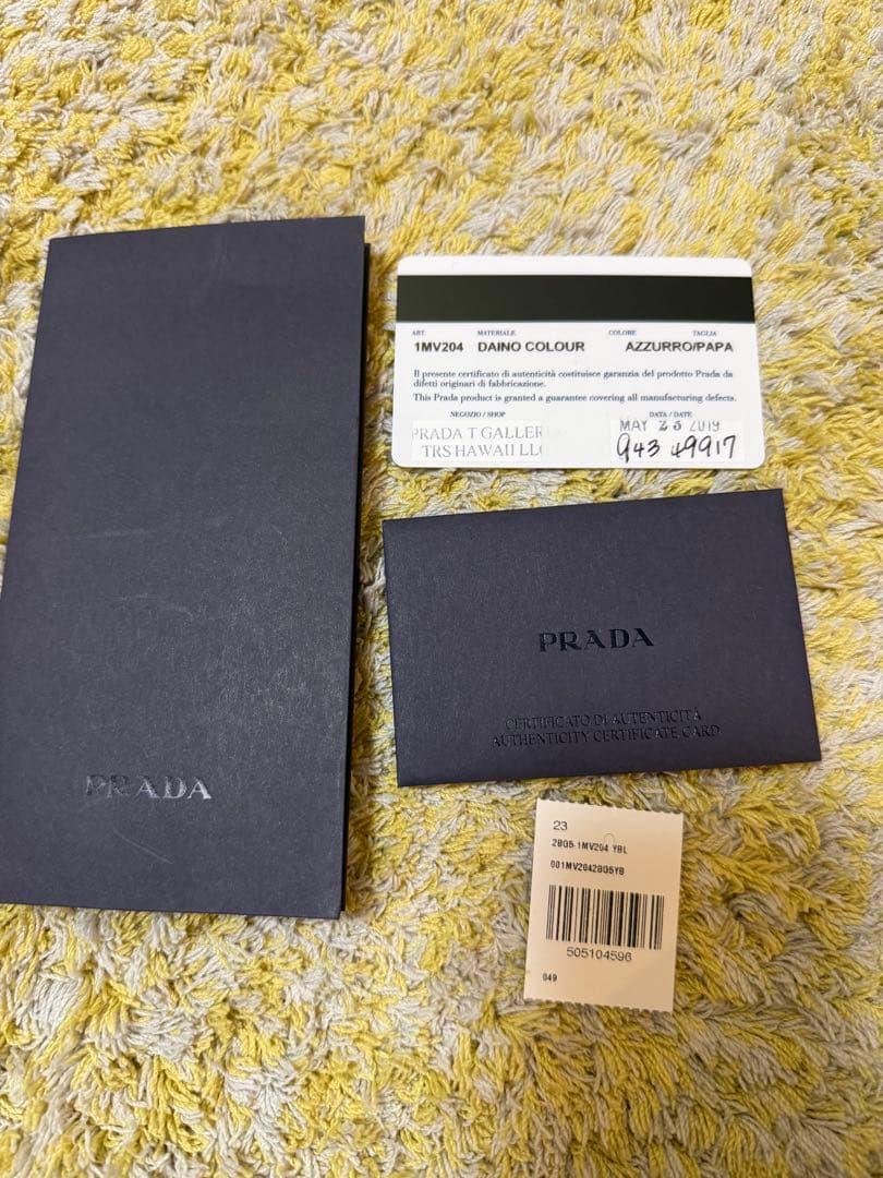 PRADA 二つ折り財布 青 レザー　美品