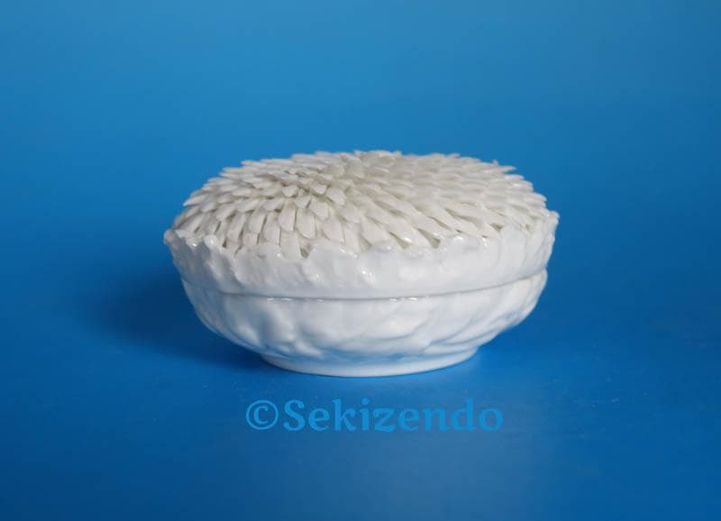 平戸焼 中里茂右衛門 白磁　菊 香合 共箱 佐賀県文化功労章受賞者　2517