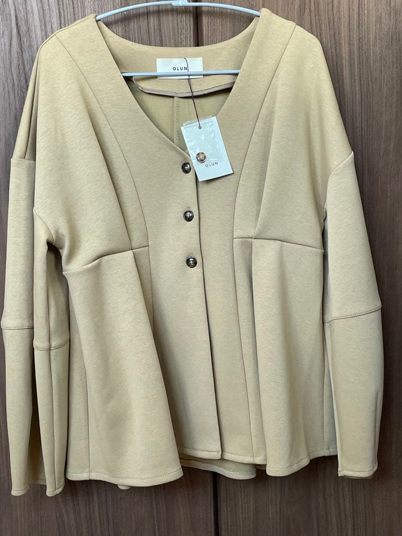 OLUN コクーンペプラムカーディガン ベージュ