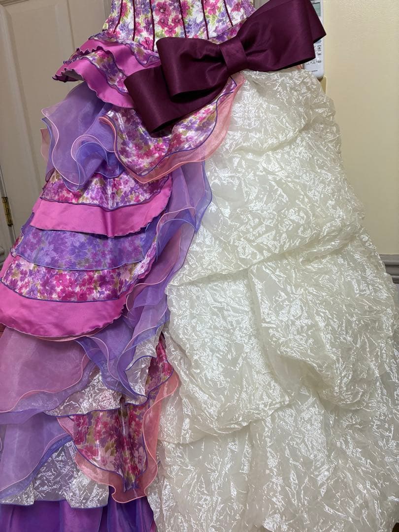 カラードレス 紫 白 フリル　ウェディングドレス　花柄　シュガーケイ？