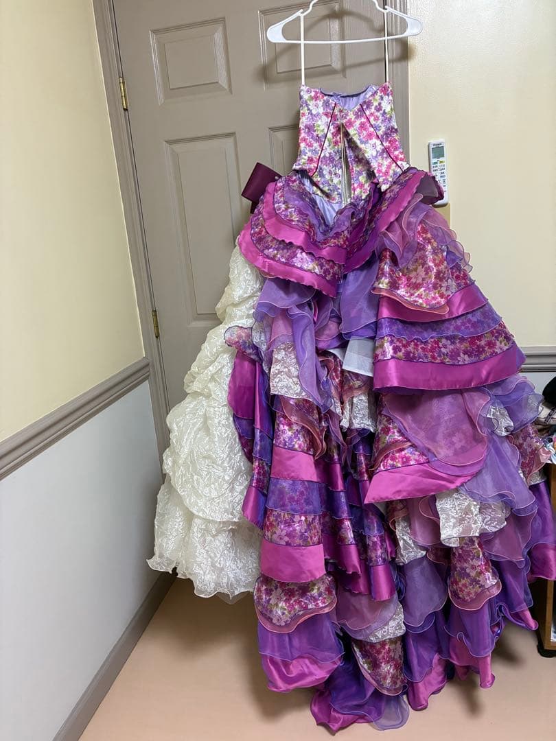 カラードレス 紫 白 フリル　ウェディングドレス　花柄　シュガーケイ？
