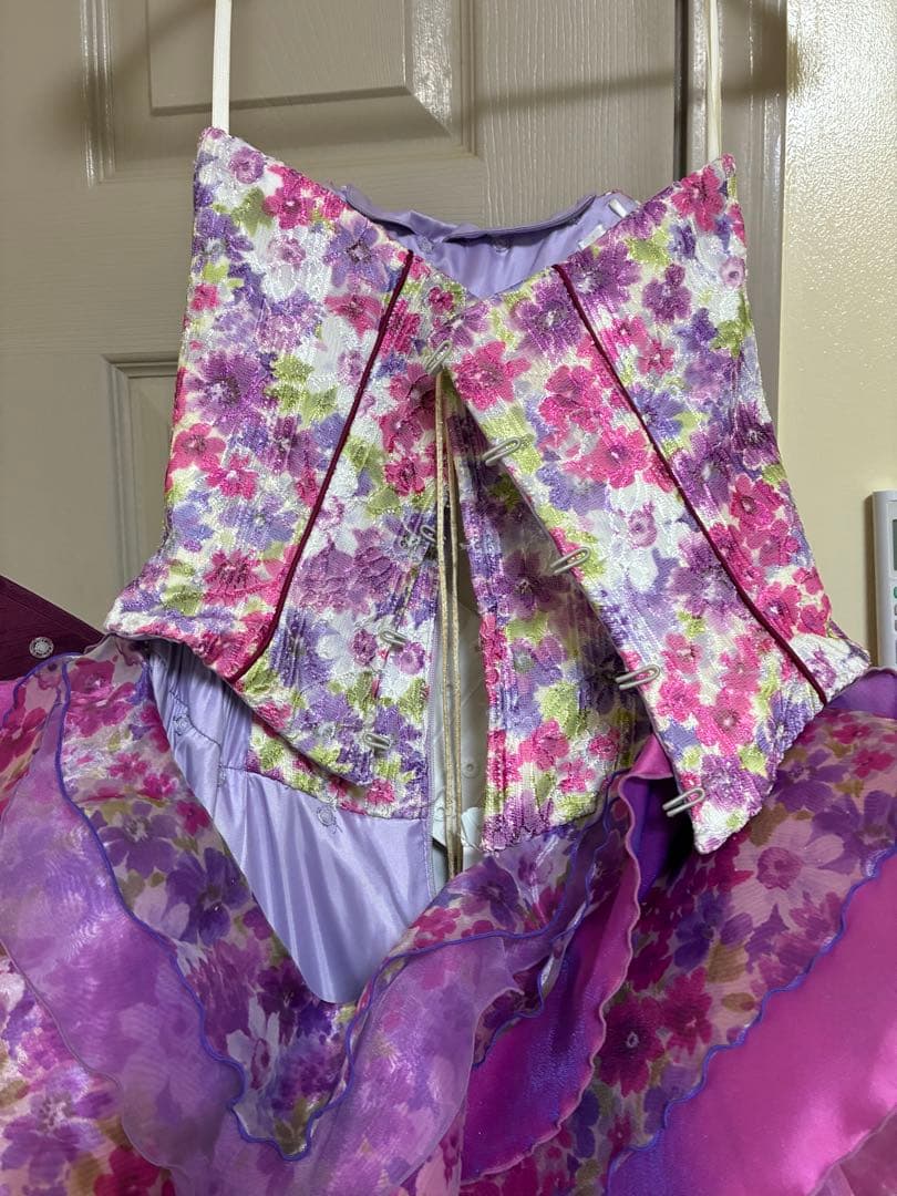 カラードレス 紫 白 フリル　ウェディングドレス　花柄　シュガーケイ？