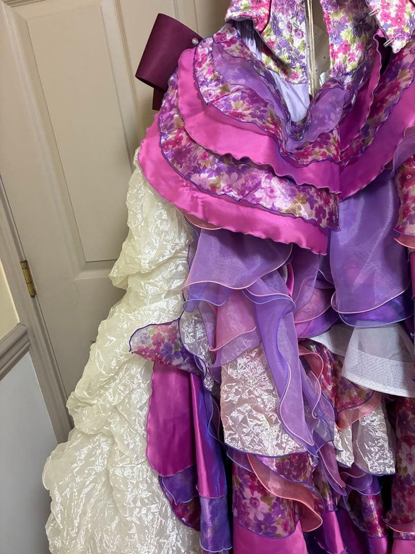 カラードレス 紫 白 フリル　ウェディングドレス　花柄　シュガーケイ？