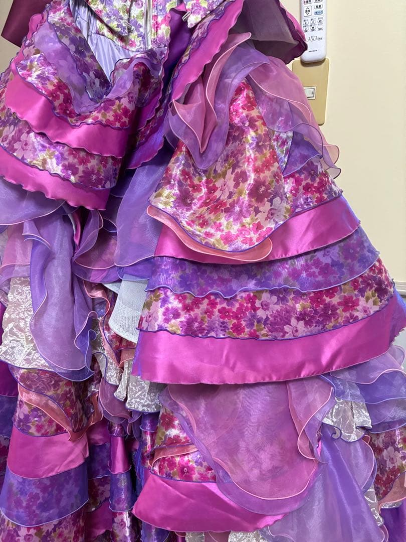 カラードレス 紫 白 フリル　ウェディングドレス　花柄　シュガーケイ？