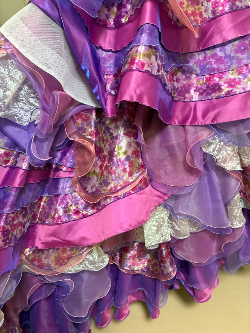 カラードレス 紫 白 フリル　ウェディングドレス　花柄　シュガーケイ？