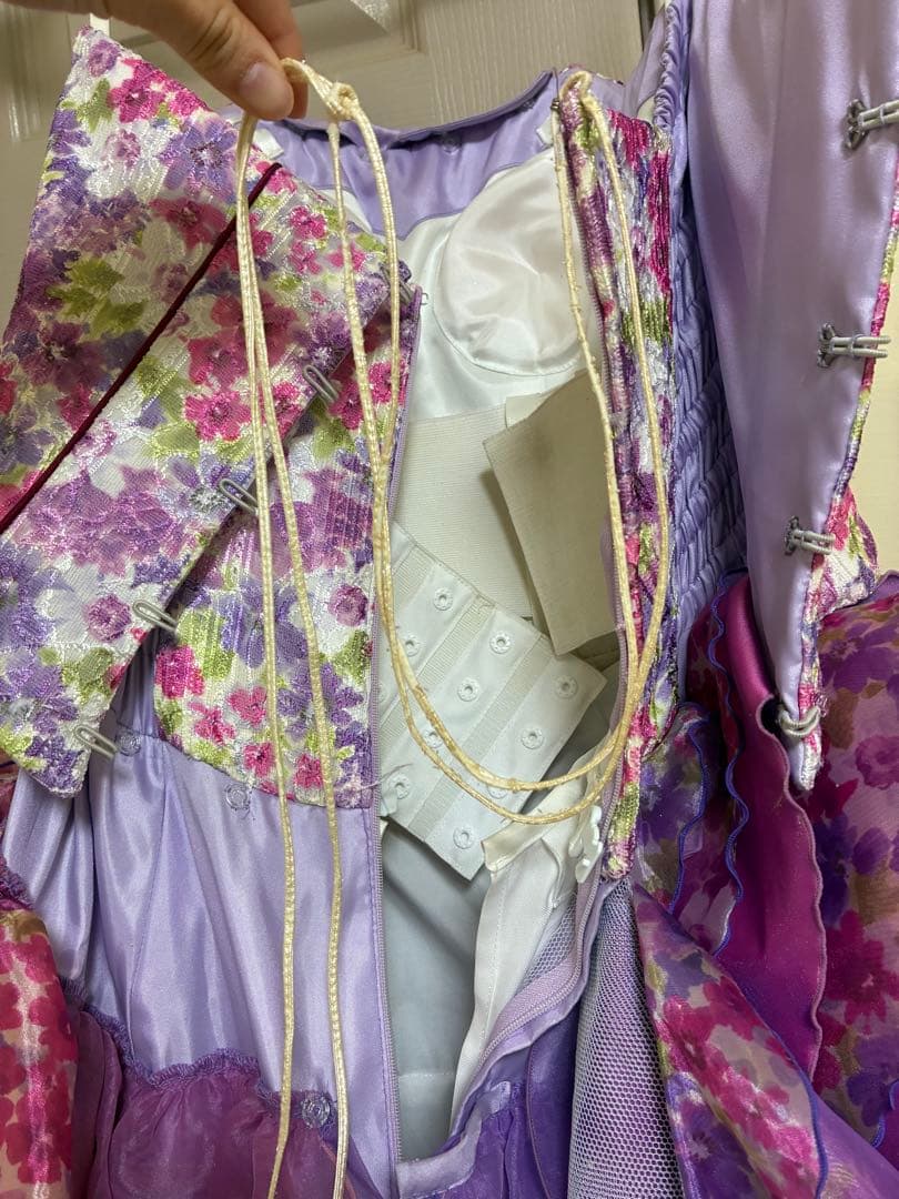 カラードレス 紫 白 フリル　ウェディングドレス　花柄　シュガーケイ？