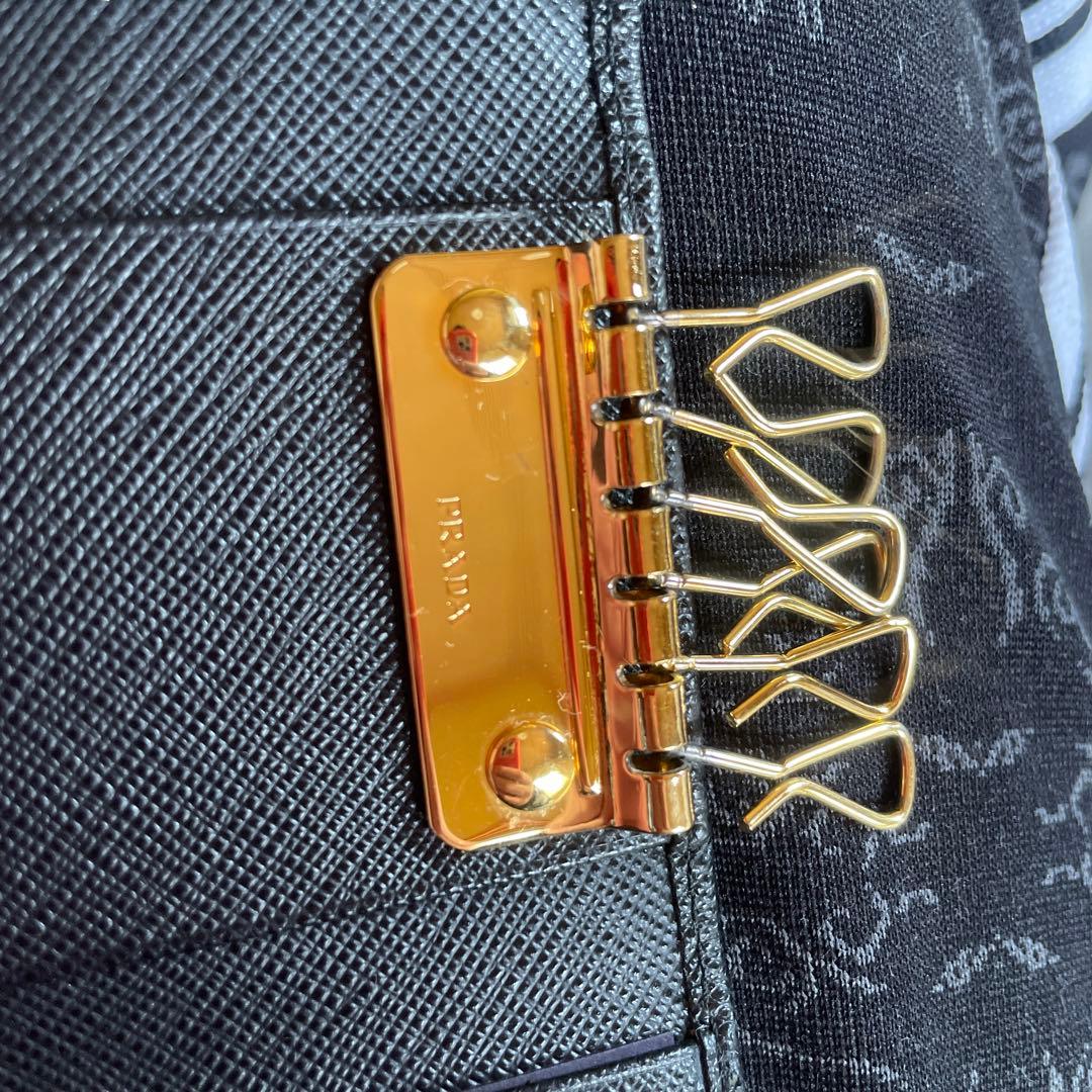 極美品　PRADA キーケース　ギャランティカード付き