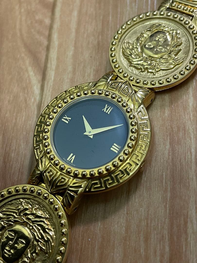 VERSACE ヴェルサーチ　メデューサモチーフ　クオーツ腕時計　ゴールド