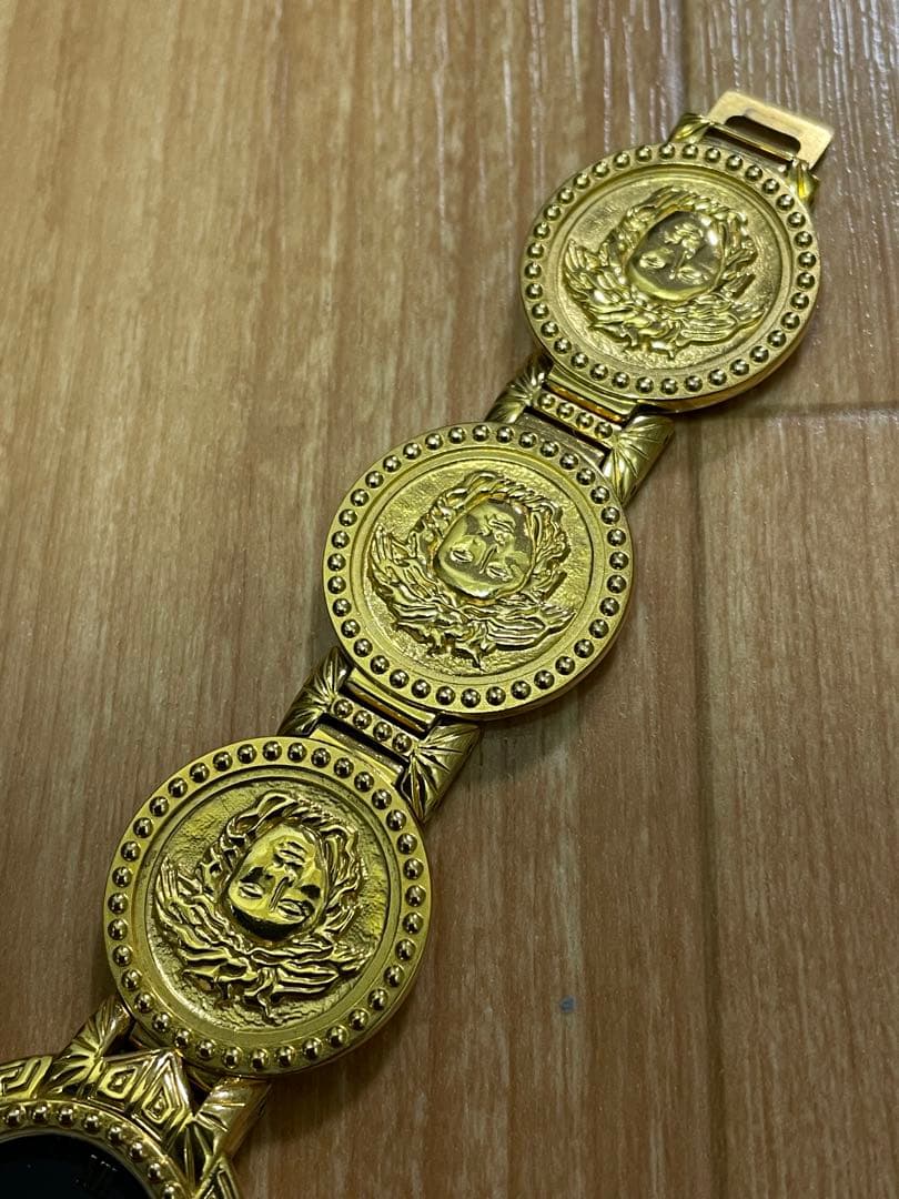 VERSACE ヴェルサーチ　メデューサモチーフ　クオーツ腕時計　ゴールド