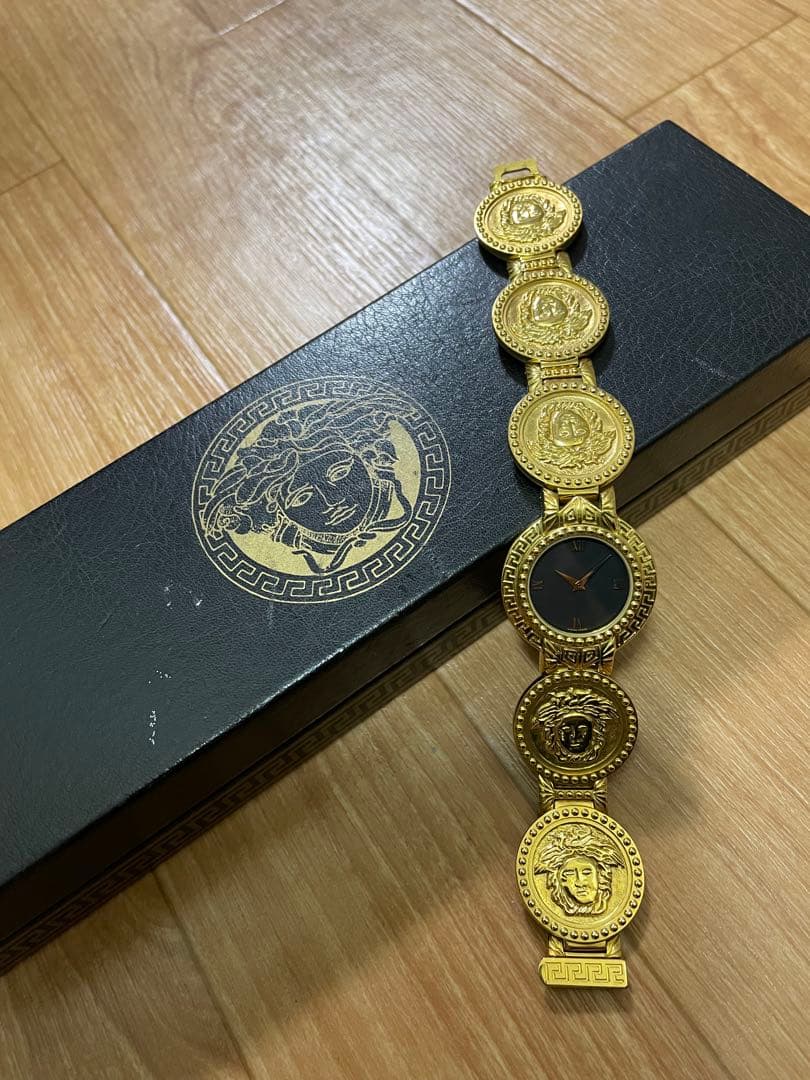 VERSACE ヴェルサーチ　メデューサモチーフ　クオーツ腕時計　ゴールド