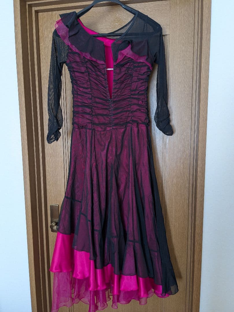 社交ダンスドレス 黒とピンク フリル付き