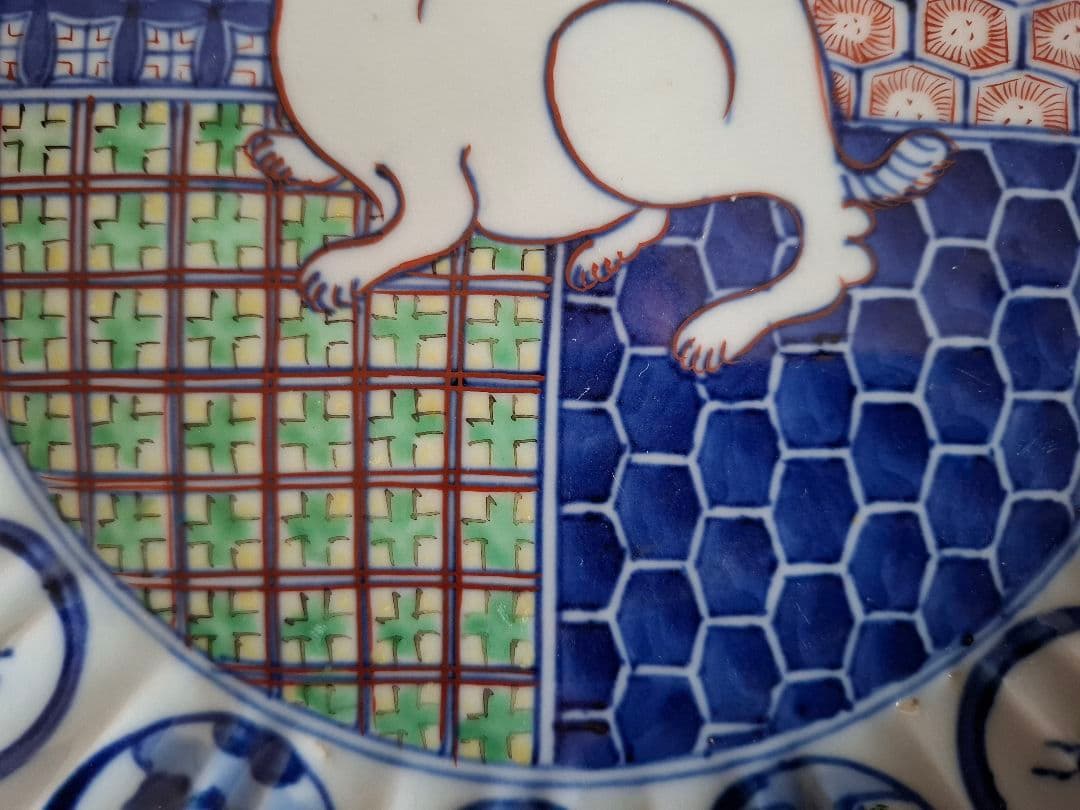 染付色絵兎の図 輪花口造り七寸皿 工芸品　直径約23cm　オマケ付き