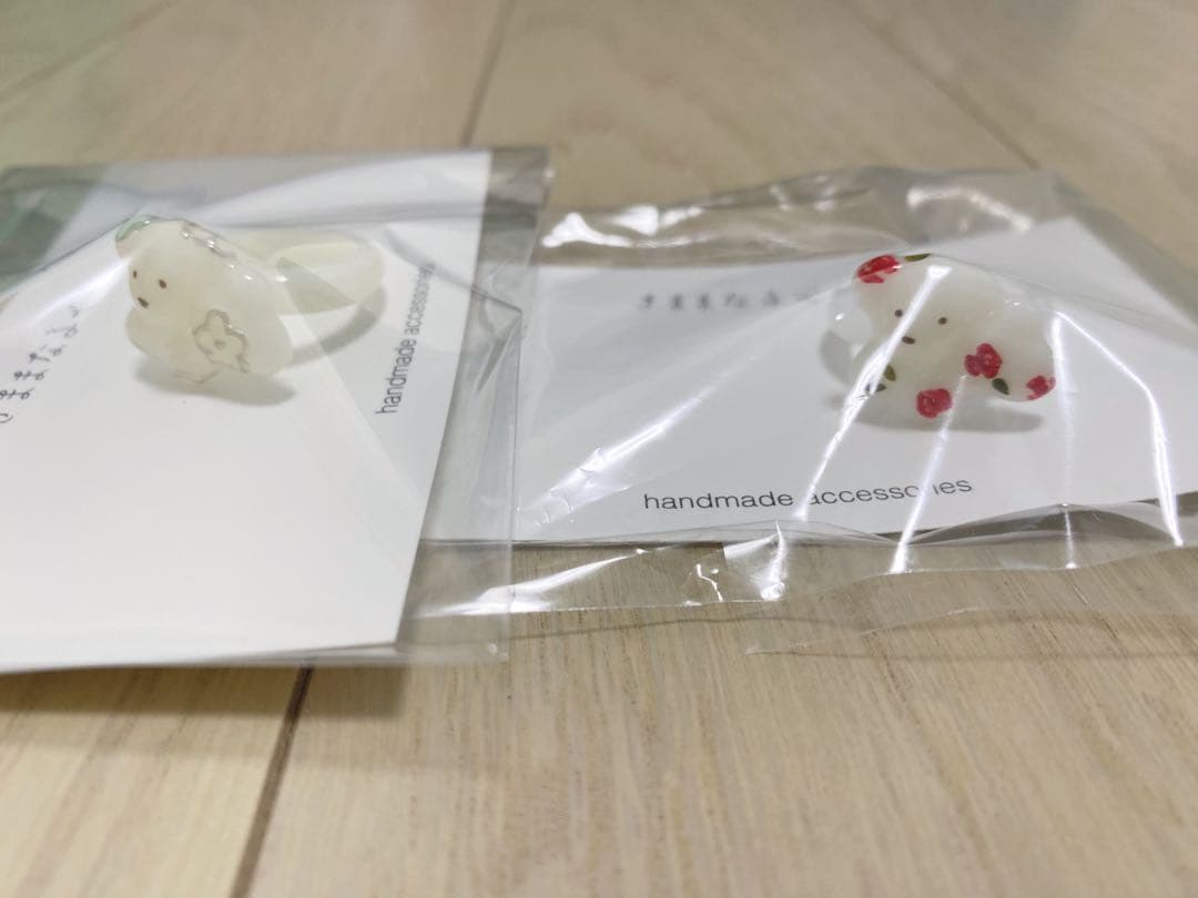 はしるこいぬリング　小花柄赤　ぴかぴかシルバー