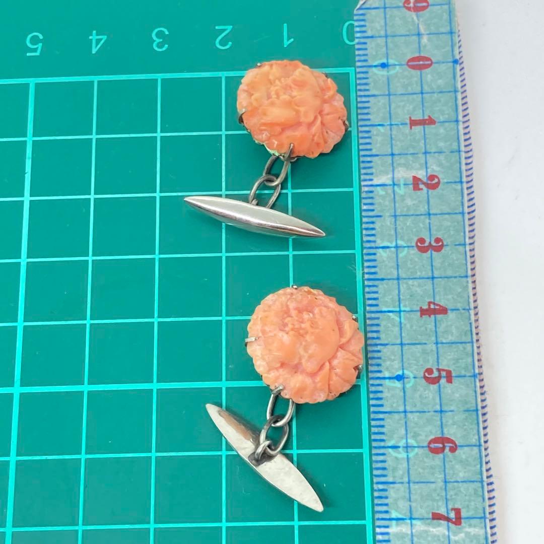 012518アンティーク　彫刻　花　牡丹　桃色珊瑚　カフス