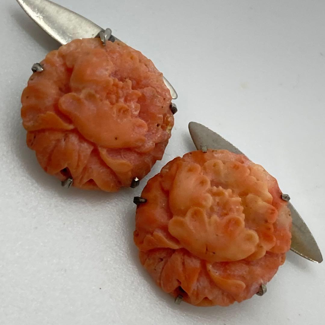 012518アンティーク　彫刻　花　牡丹　桃色珊瑚　カフス