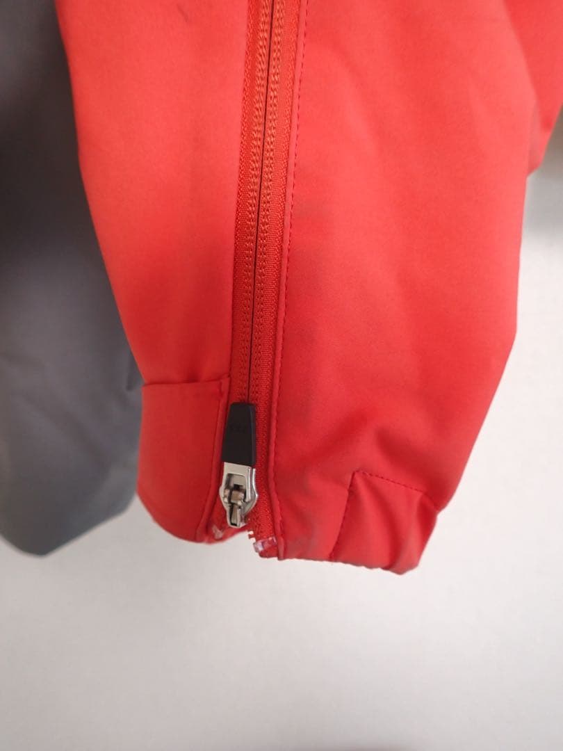 デサント フード付きスキーウェア グレー/レッド