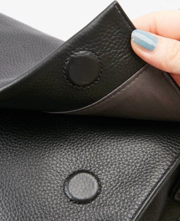 黒のレザー風ショルダーバッグ、ボディバッグ