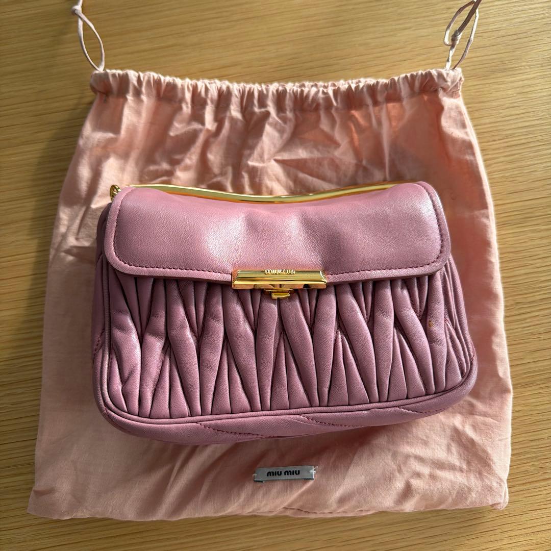 Miu Miu ピンクレザーショルダーバッグ