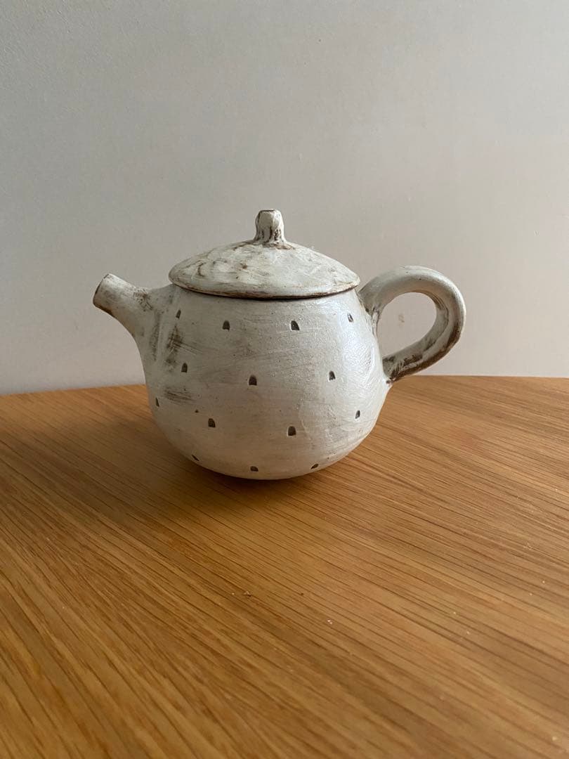 余宮隆さん　白いドットのポット