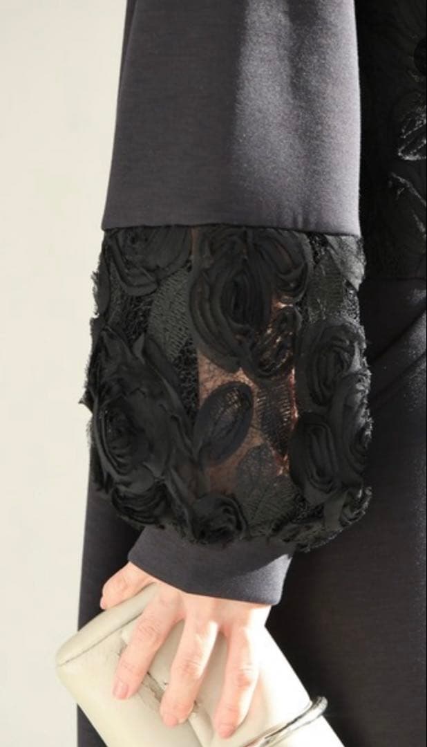 素敵な黒花レリーフのコクーンシルエット ミディアムワンピース♡