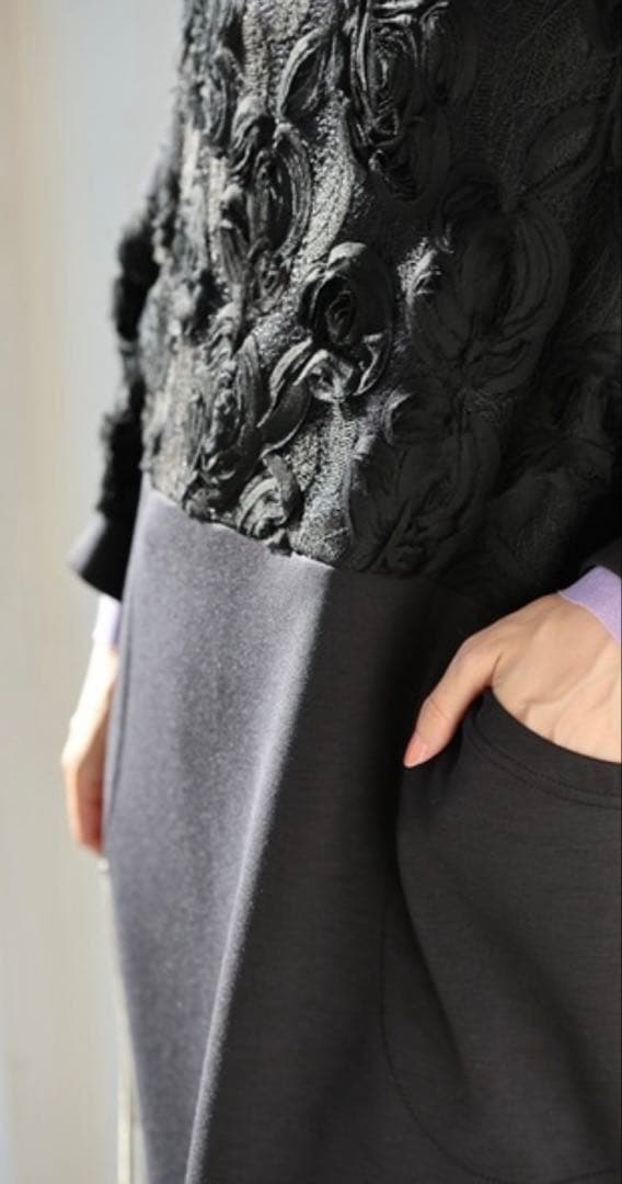 素敵な黒花レリーフのコクーンシルエット ミディアムワンピース♡