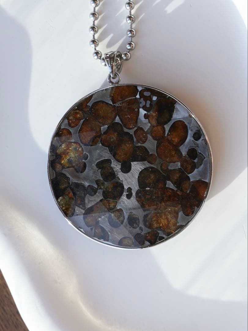 【一点物・特大51.6mm】セリコ産　パラサイト隕石 黄金オリビン ペンダント