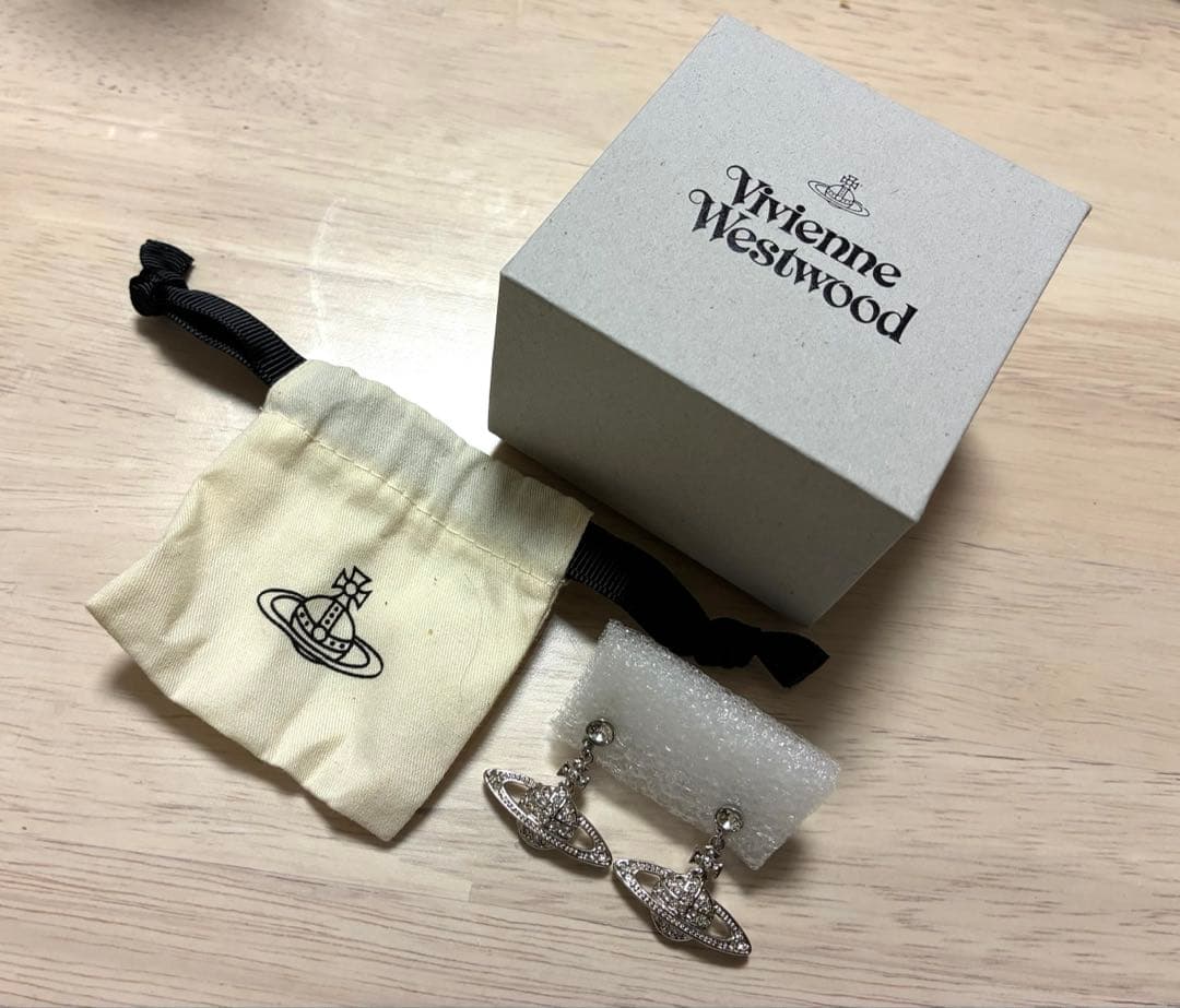 ヴィヴィアン・ウエストウッドのミニバスレリーフ ドロップピアス