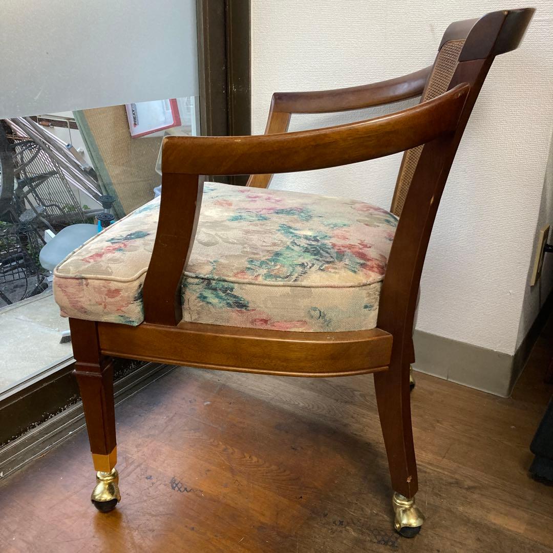 オールドマルニアンティークチェア　4脚あります。キャスター付き