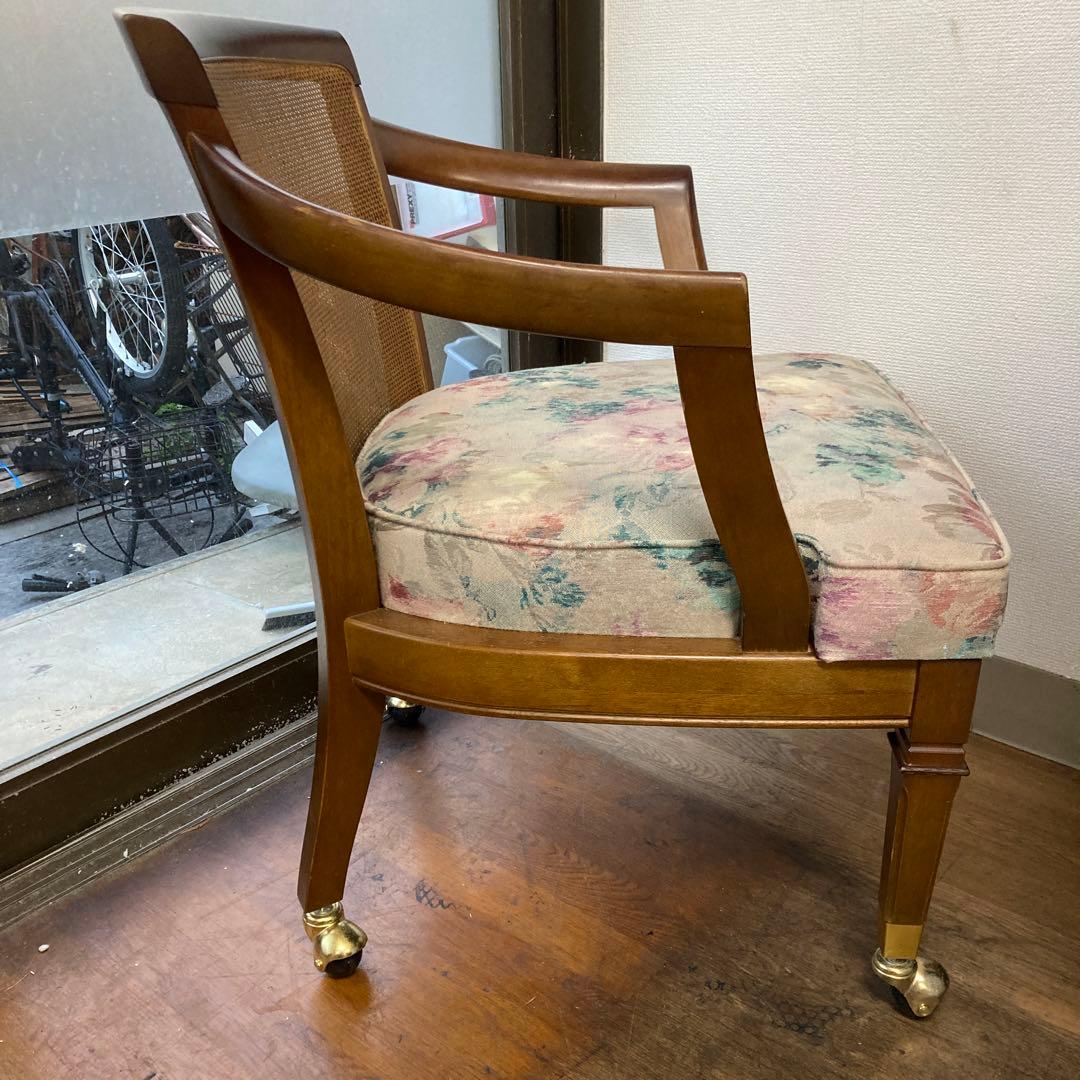 オールドマルニアンティークチェア　4脚あります。キャスター付き