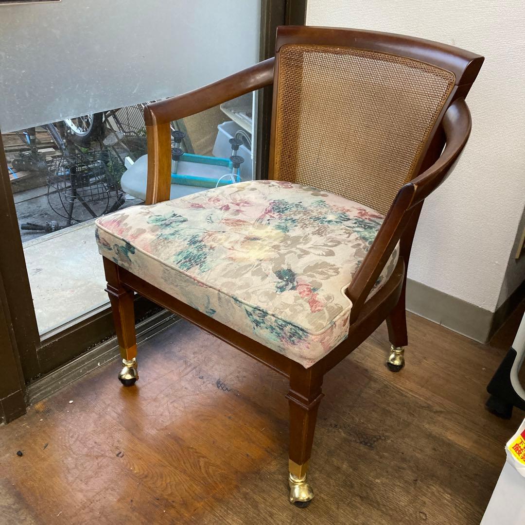 オールドマルニアンティークチェア　4脚あります。キャスター付き