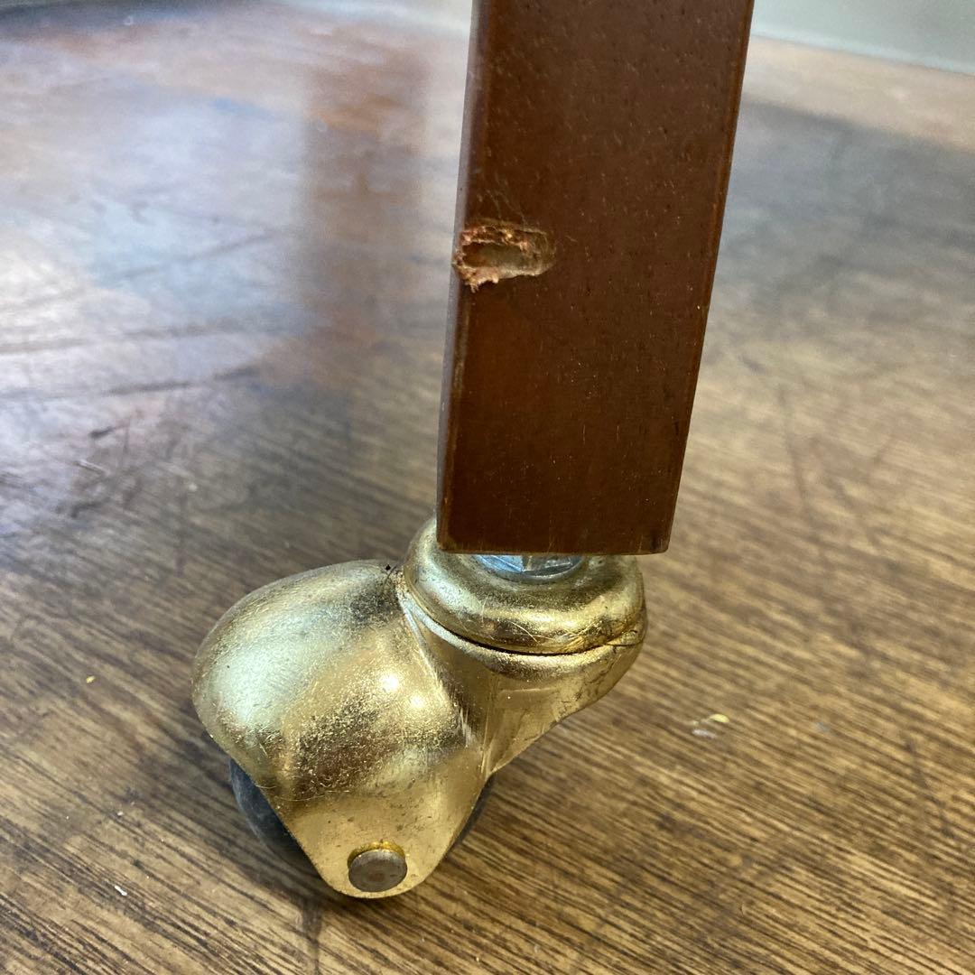 オールドマルニアンティークチェア　4脚あります。キャスター付き