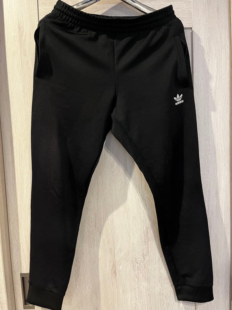 adidas ブラック セットアップジャージ