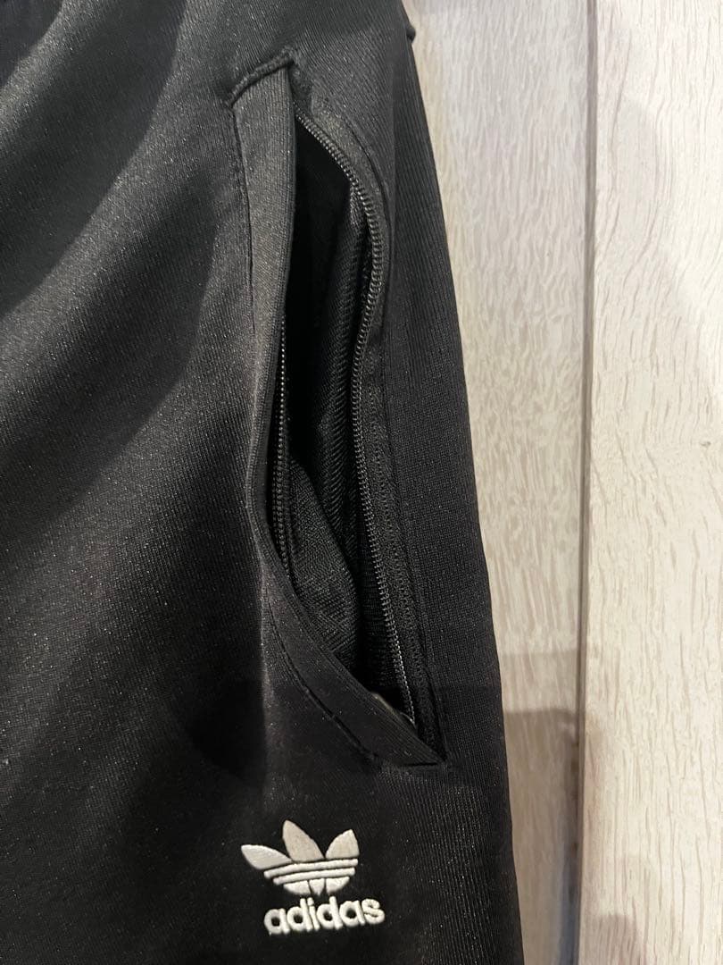 adidas ブラック セットアップジャージ