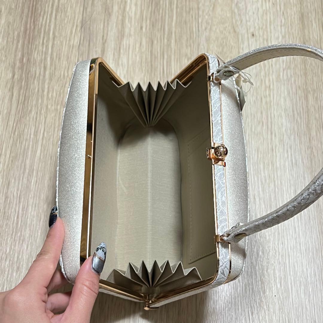 新品タグ付き　エレガントなホワイト和装用バッグ　夢衣　成人式やパーティ等にどうぞ