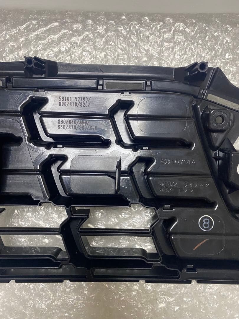 トヨタ純正品　ヤリスクロス ラジエータグリル 53101-52820 新品