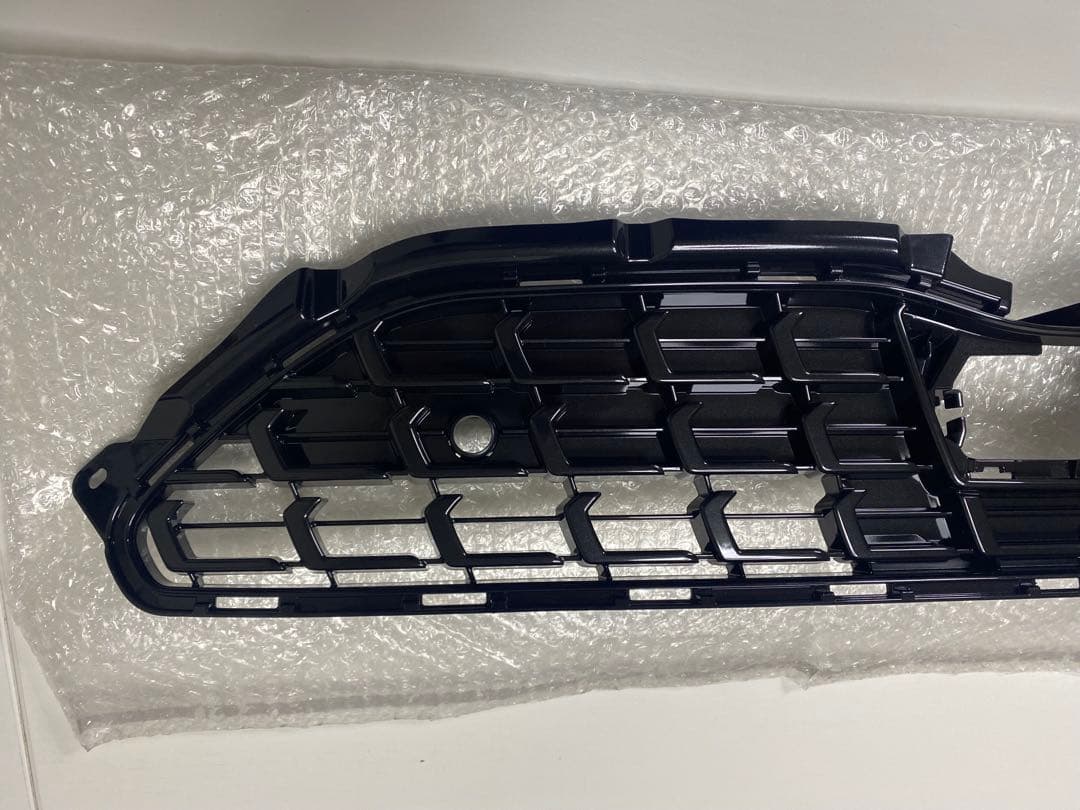 トヨタ純正品　ヤリスクロス ラジエータグリル 53101-52820 新品