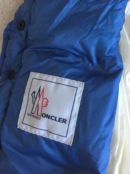 モンクレール ブルー コンパクト　ダウンベスト　フードに難あり