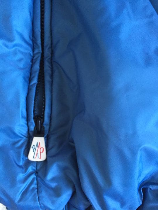 モンクレール ブルー コンパクト　ダウンベスト　フードに難あり