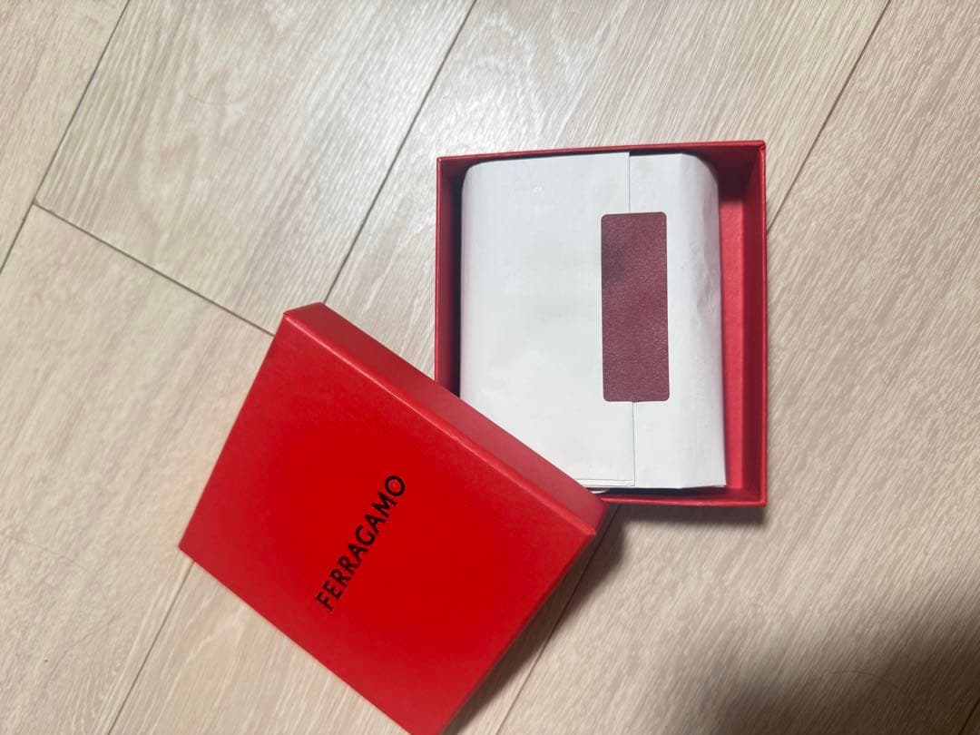 【最終値下げ】フェラガモ 二つ折り財布 新品未使用
