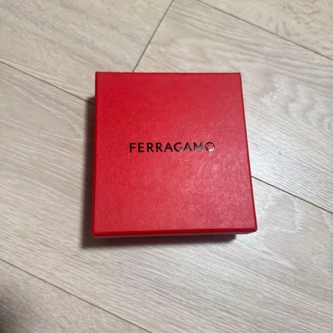 【最終値下げ】フェラガモ 二つ折り財布 新品未使用