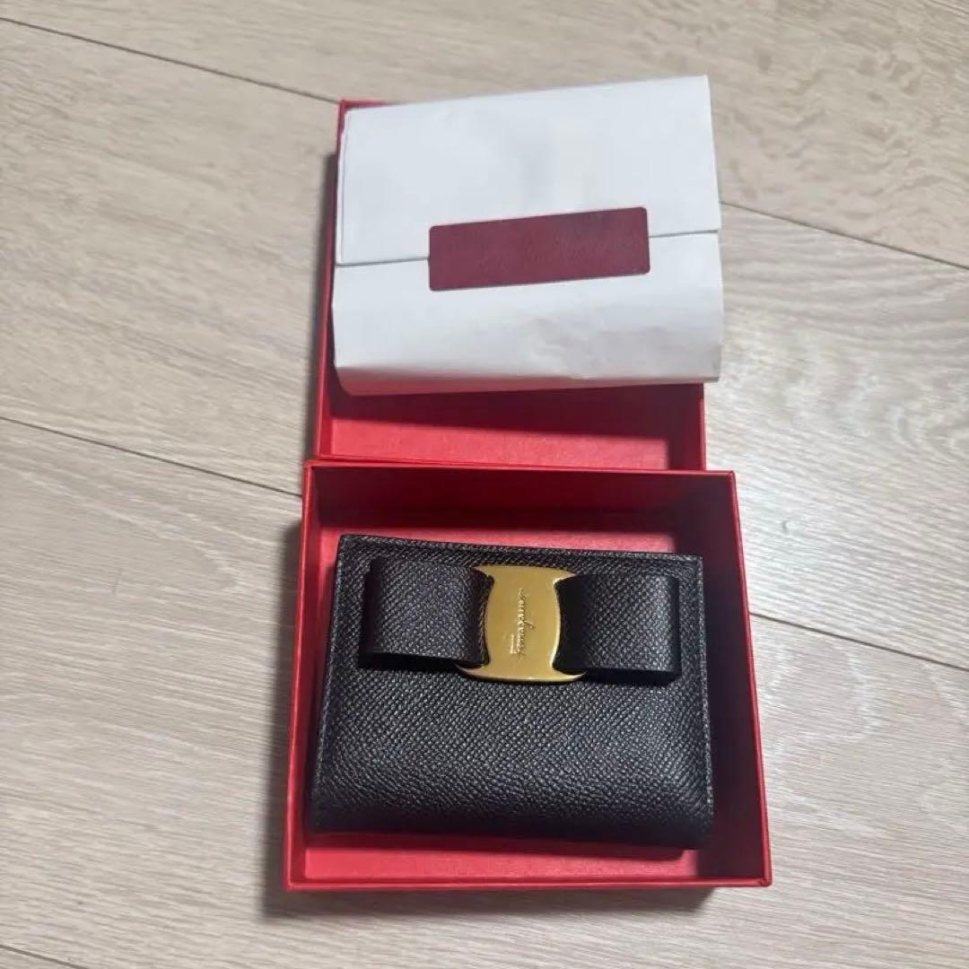 【最終値下げ】フェラガモ 二つ折り財布 新品未使用