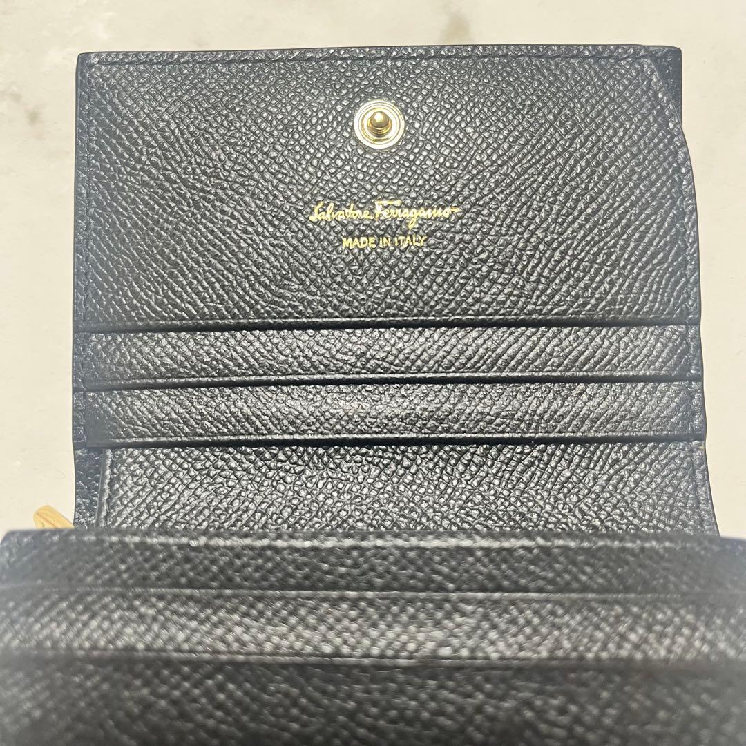 【最終値下げ】フェラガモ 二つ折り財布 新品未使用
