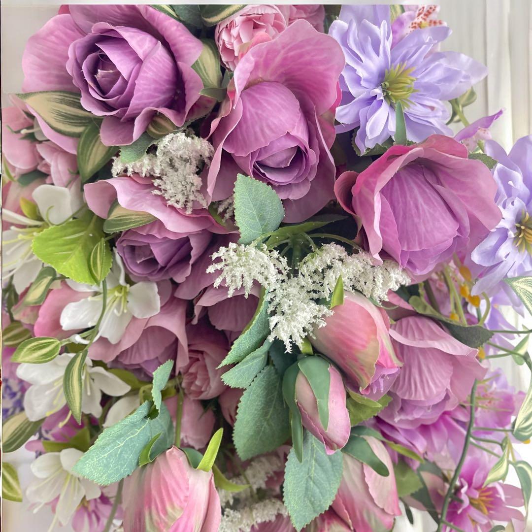 パープルローズが咲き誇る、夢のようなフラワースワッグ アーティフィシャルフラワー