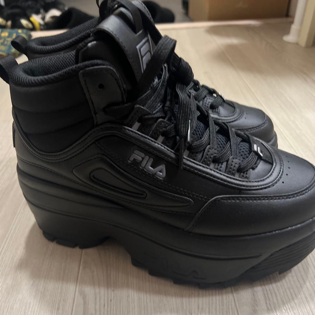 ゆ*こ様 FILA ブラック 厚底ハイカットスニーカー　ディプラスター2