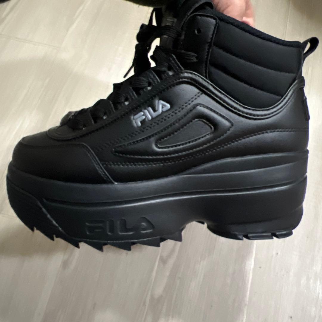 ゆ*こ様 FILA ブラック 厚底ハイカットスニーカー　ディプラスター2